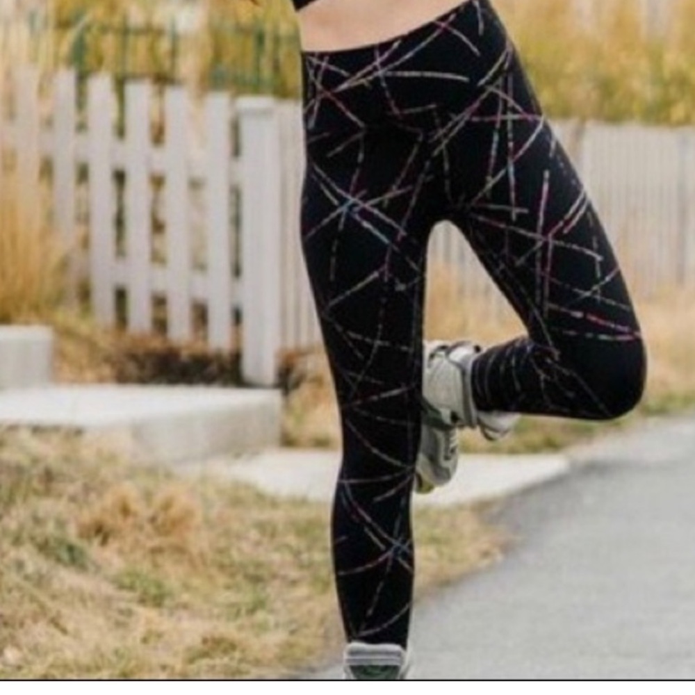 ZYIA Size 0  Abstract Black 7/8 Leggings 24” Retro 80’s